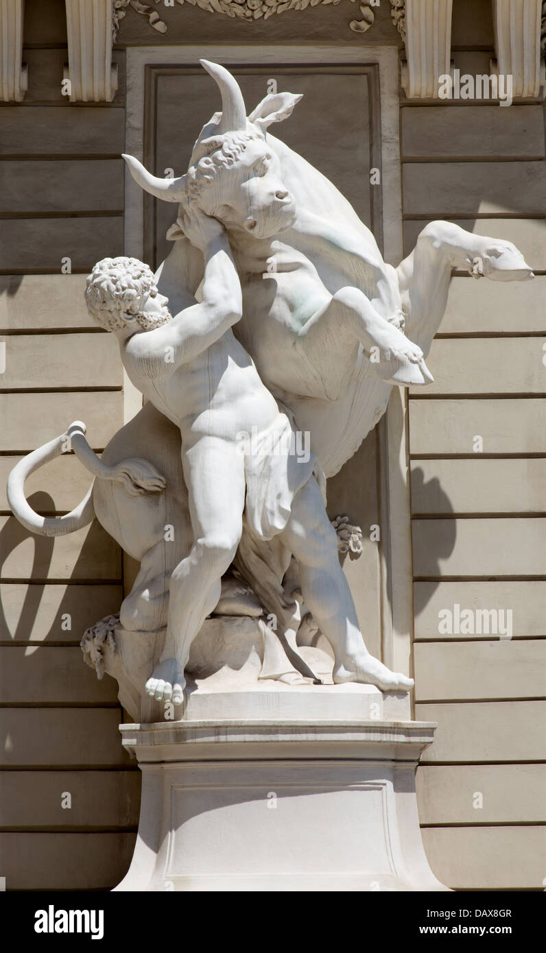 Vienna - la scultura di Ercole in lotta il Toro Cretese - ingresso al palazzo di Hofburg Foto Stock