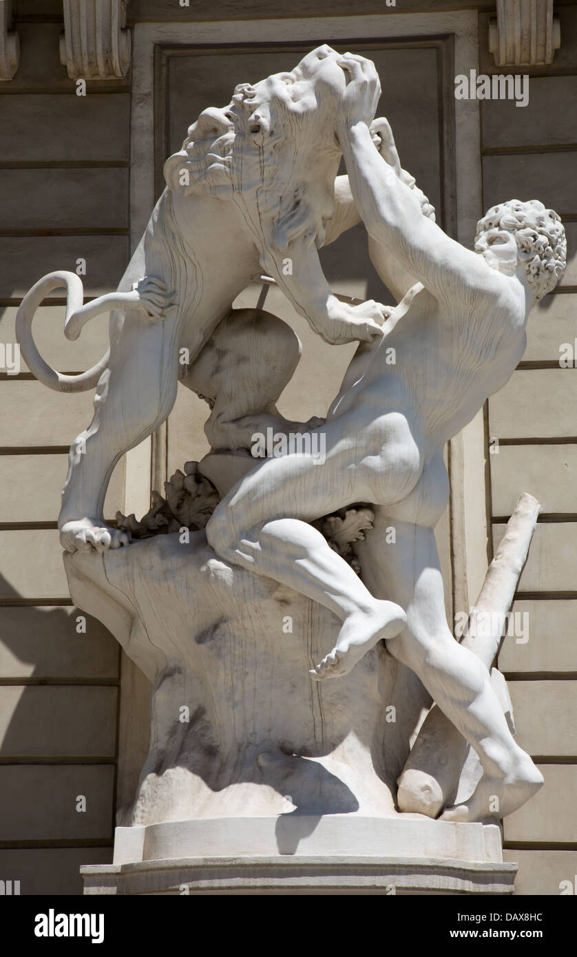 Vienna - statua di Eracle e leone nemeo nel cortile del Palazzo di Hofburg Foto Stock