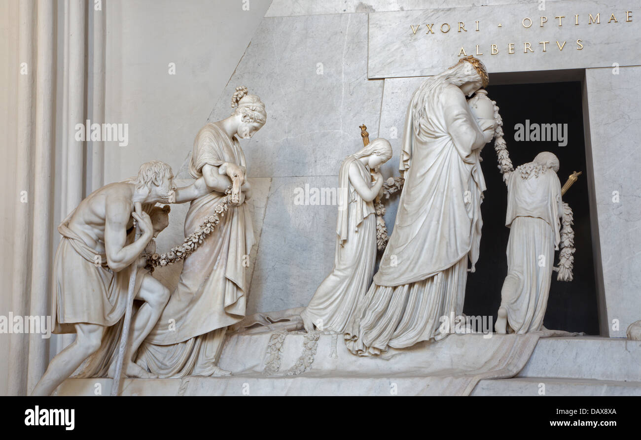 VIENNA - 3 luglio: dettaglio della tomba di Marie Christine figlia di Maria Theresia nella Augustinerkirche Foto Stock