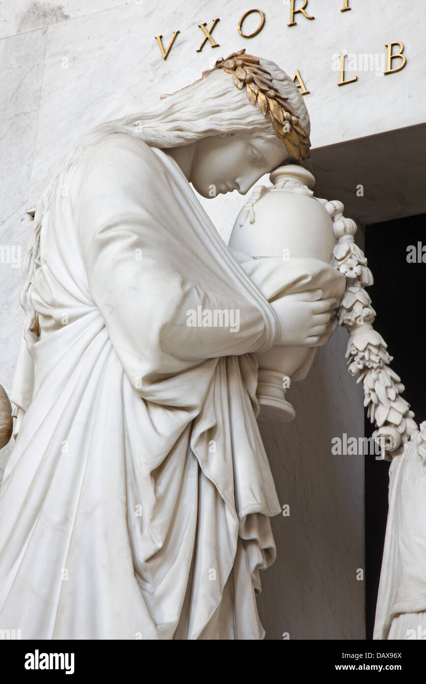 VIENNA - 3 luglio: dettaglio della tomba di Marie Christine figlia di Maria Theresia nella Augustinerkirche Foto Stock