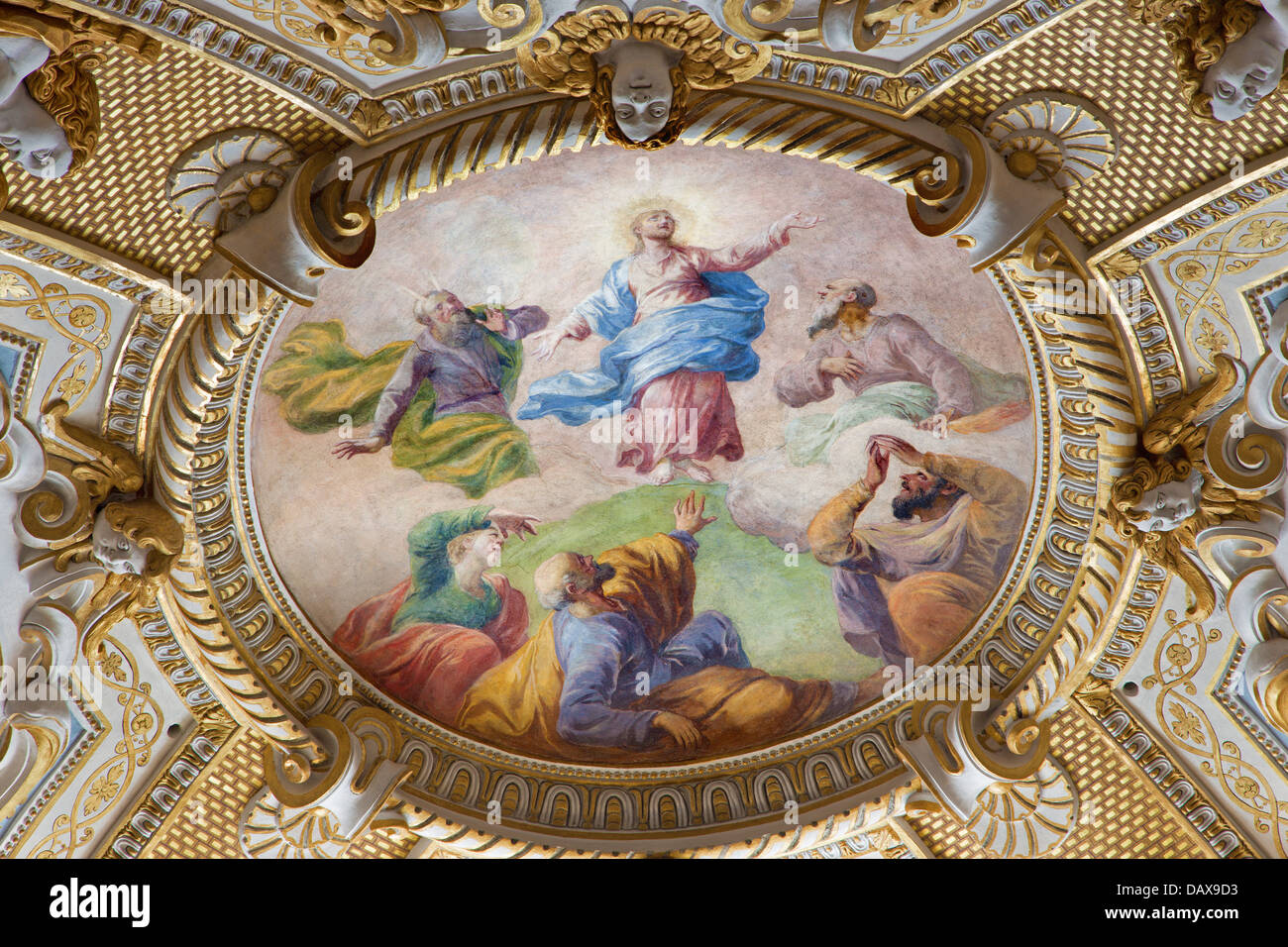 VIENNA - luglio 3: affresco barocco della Trasfigurazione del Signore dal soffitto in Michaelerkirche o st. Michael Church Foto Stock
