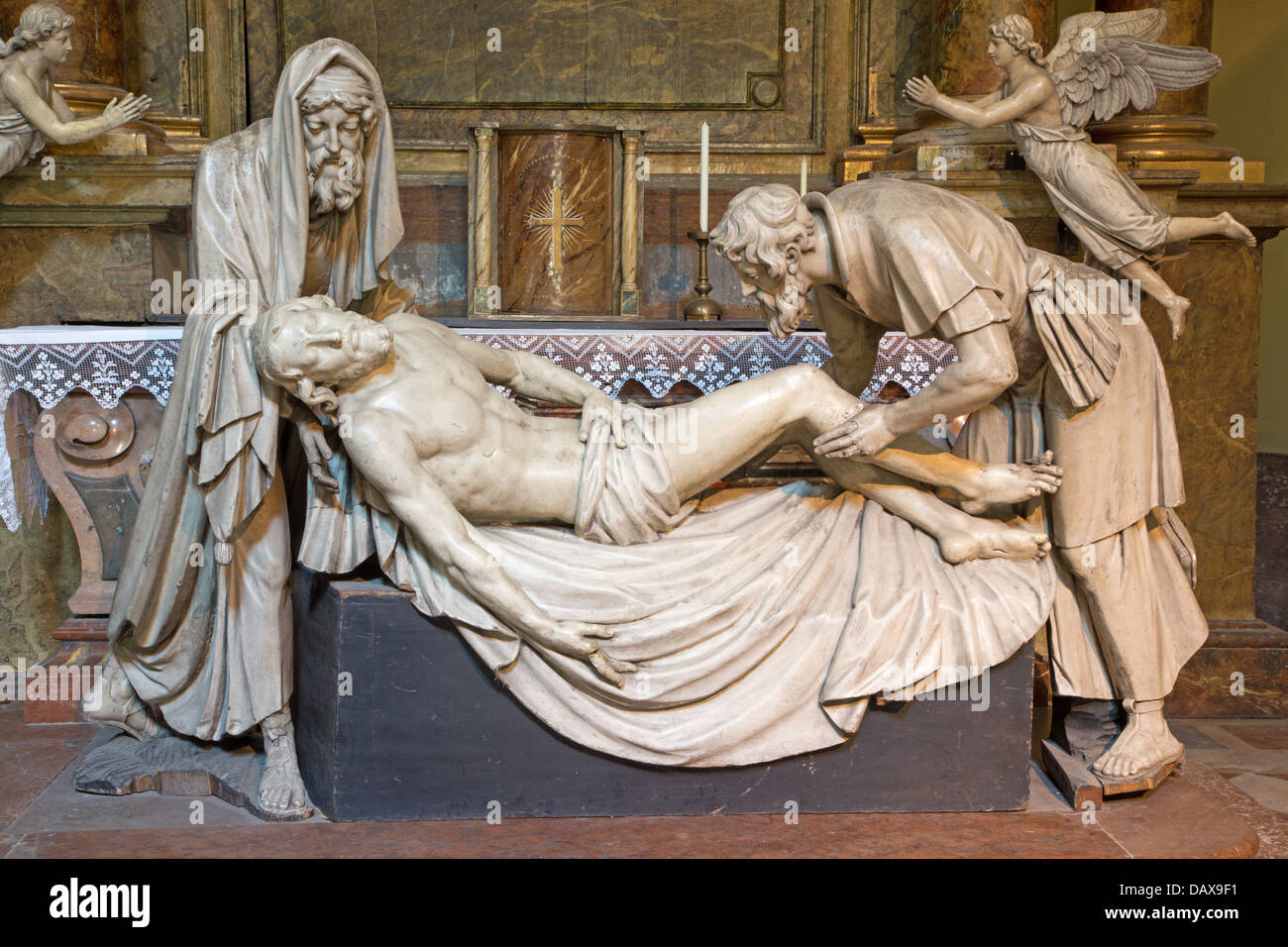 VIENNA - luglio 3. Statua in gesso della sepoltura di Gesù con Nicodemo e Giuseppe di Arimatea in Michaelerkirche Foto Stock