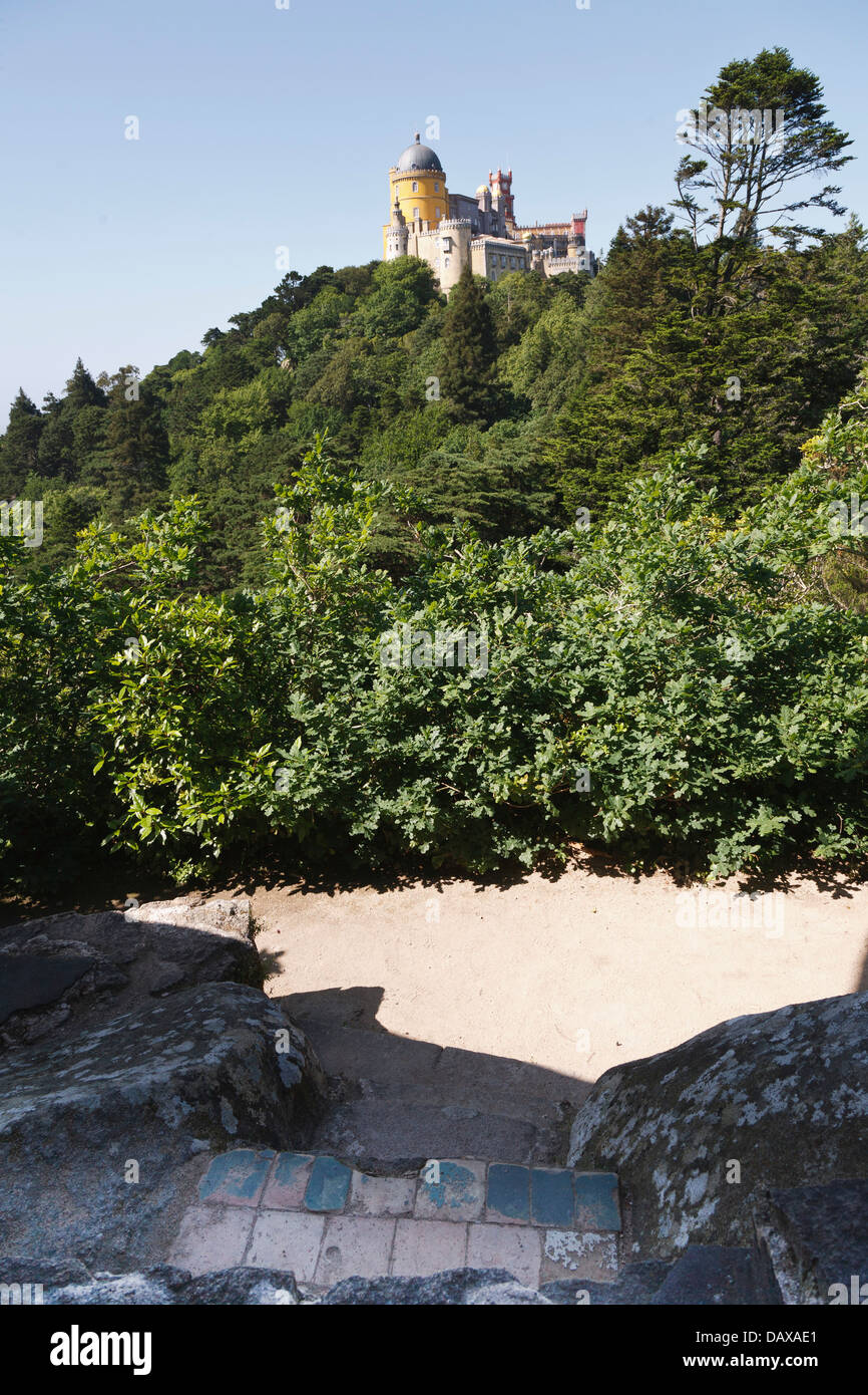 Giardini di Sintra, pena palace il Portogallo in primo piano un sedile è tagliato nella roccia per la Regina Maria di Portogallo per ammirare la vista. Foto Stock