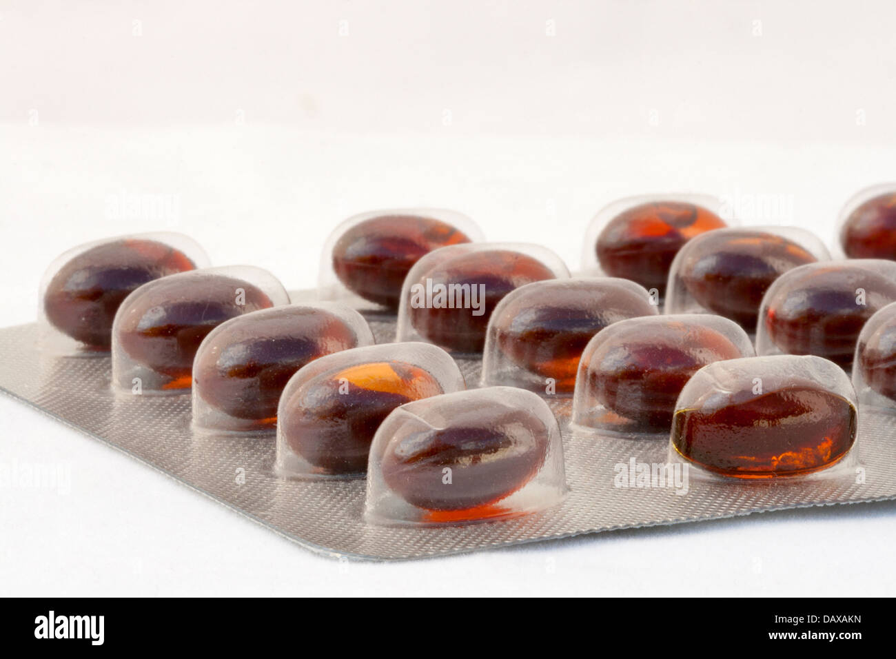 Blister di marrone capsule gelatinose contro white Foto Stock