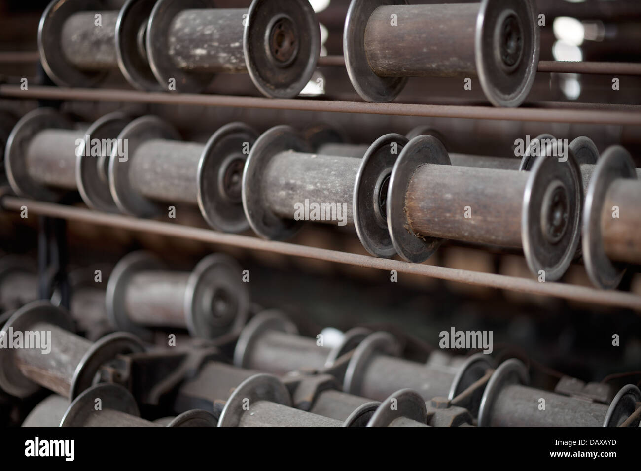 Urbex - Vecchio bobine da un abbandono della fabbrica di seta, in luce elaborazione HDR Foto Stock