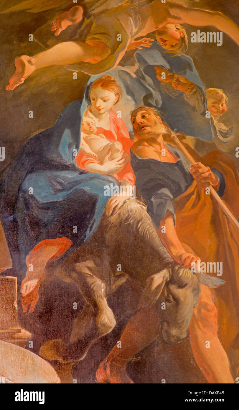 VIENNA - 3 luglio: Sacra Famiglia fuga in Egitto di vernice da altare laterale nella barocca Chiesa dei Gesuiti da 18. Foto Stock