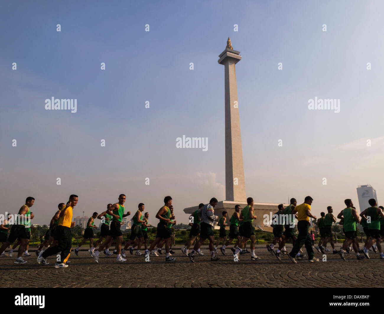 Vista di molti uomini che corre intorno al Monumento Nazionale in piazza Merdeka Monas, Jakarta, Indonesia, ASIA Foto Stock
