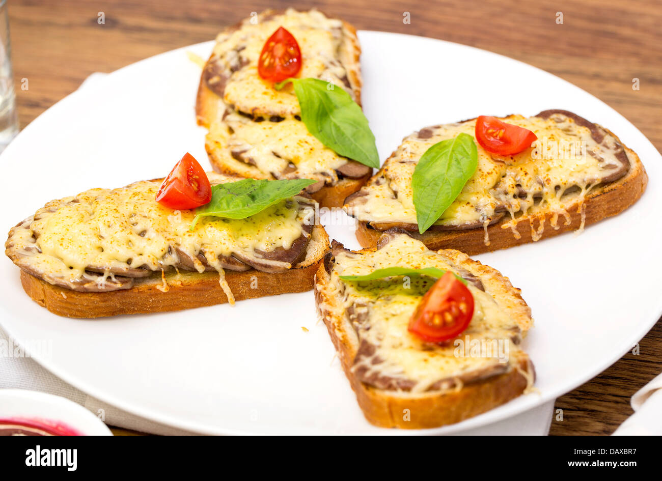 Sandwich caldi sul tavolo di un ristorante Foto Stock