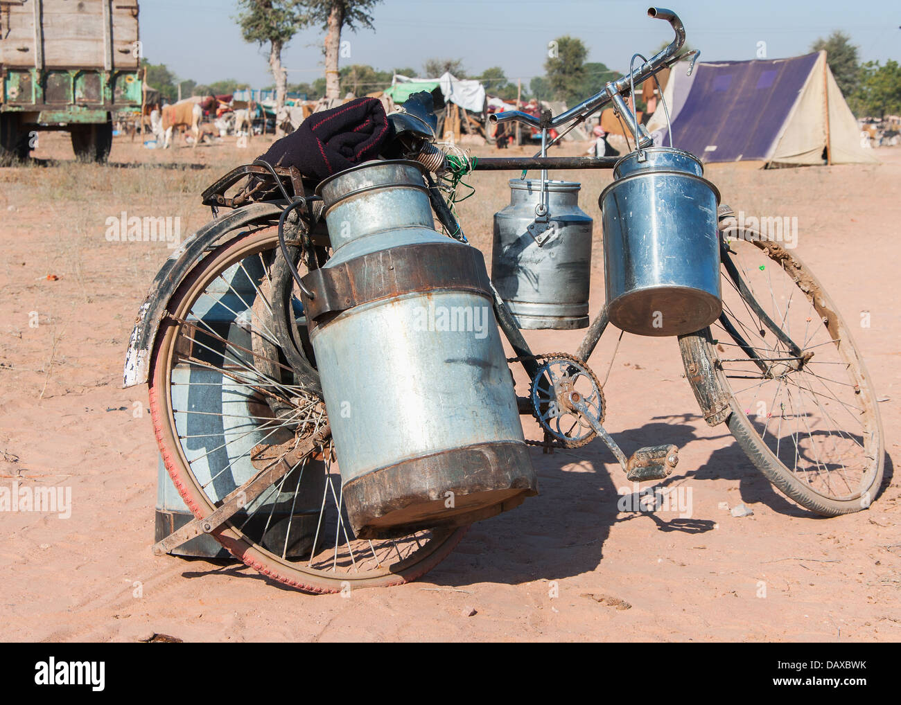 Bike con contenitori di latte sul suo lato a Nagaur la fiera del bestiame in Rajasthan. Foto Stock