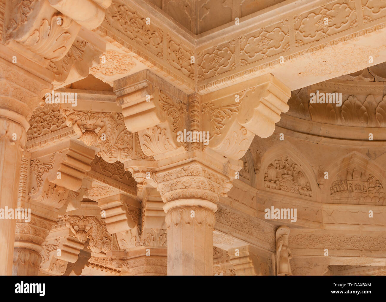 Ampia artistica scultura in pietra arenaria di colore ambra all'interno di cremazione pavilion a Jaipur Gaitore del. Foto Stock