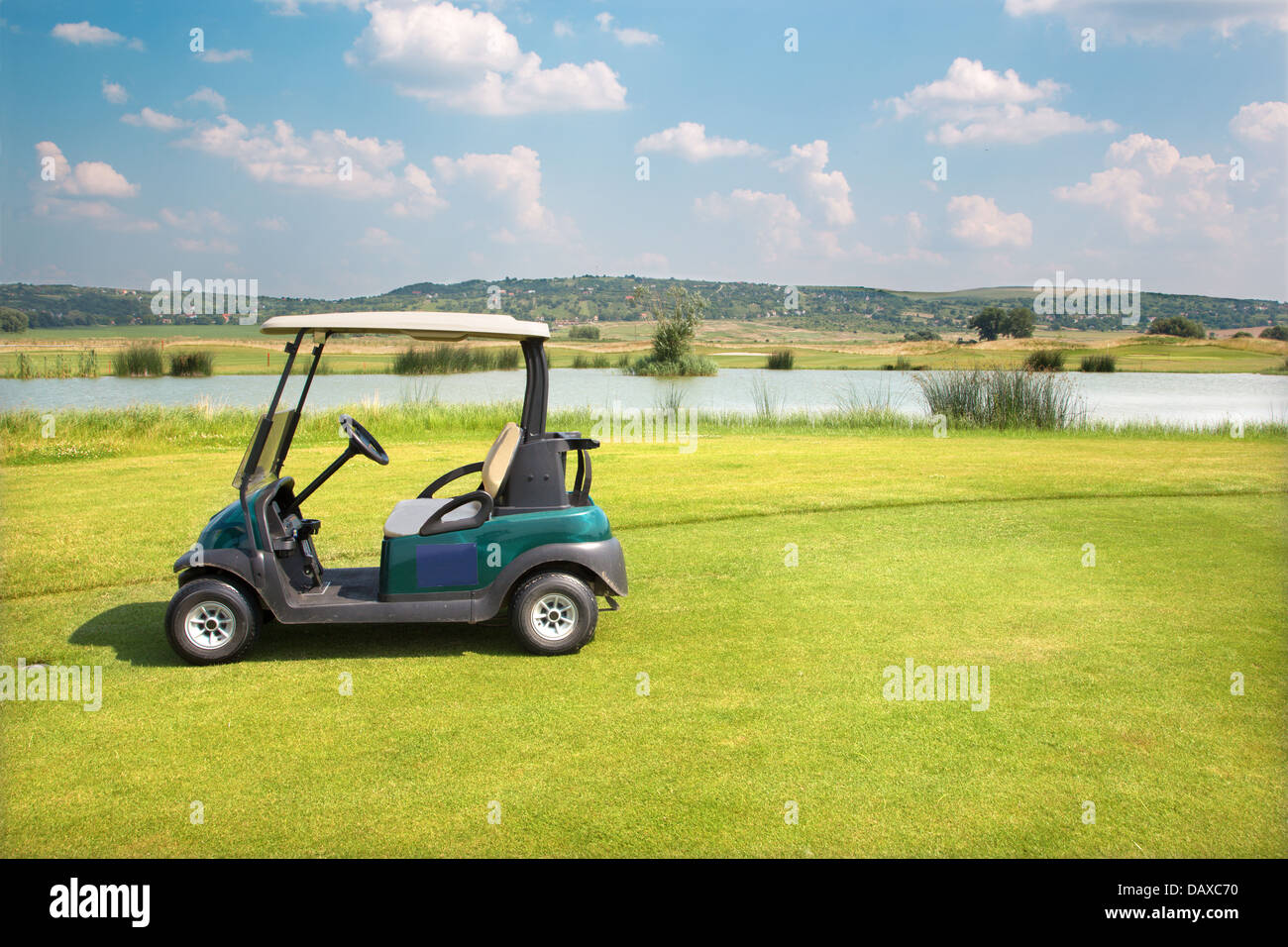 Lago e green al golf in occidente la Slovacchia e golf car Foto Stock