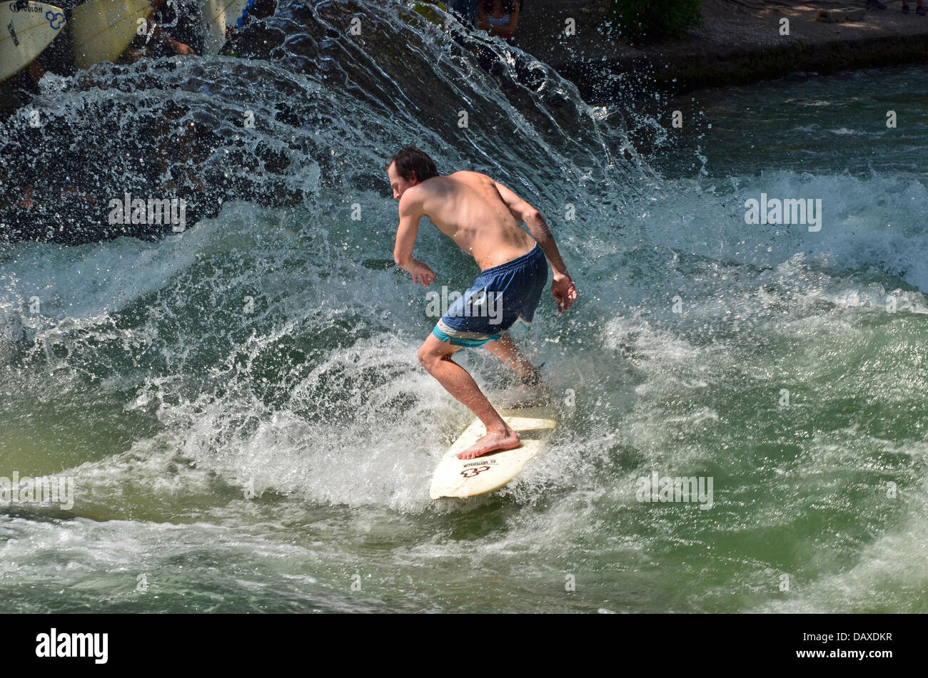 Surf sulla famosa onda dell'Eisbach a Monaco Foto Stock