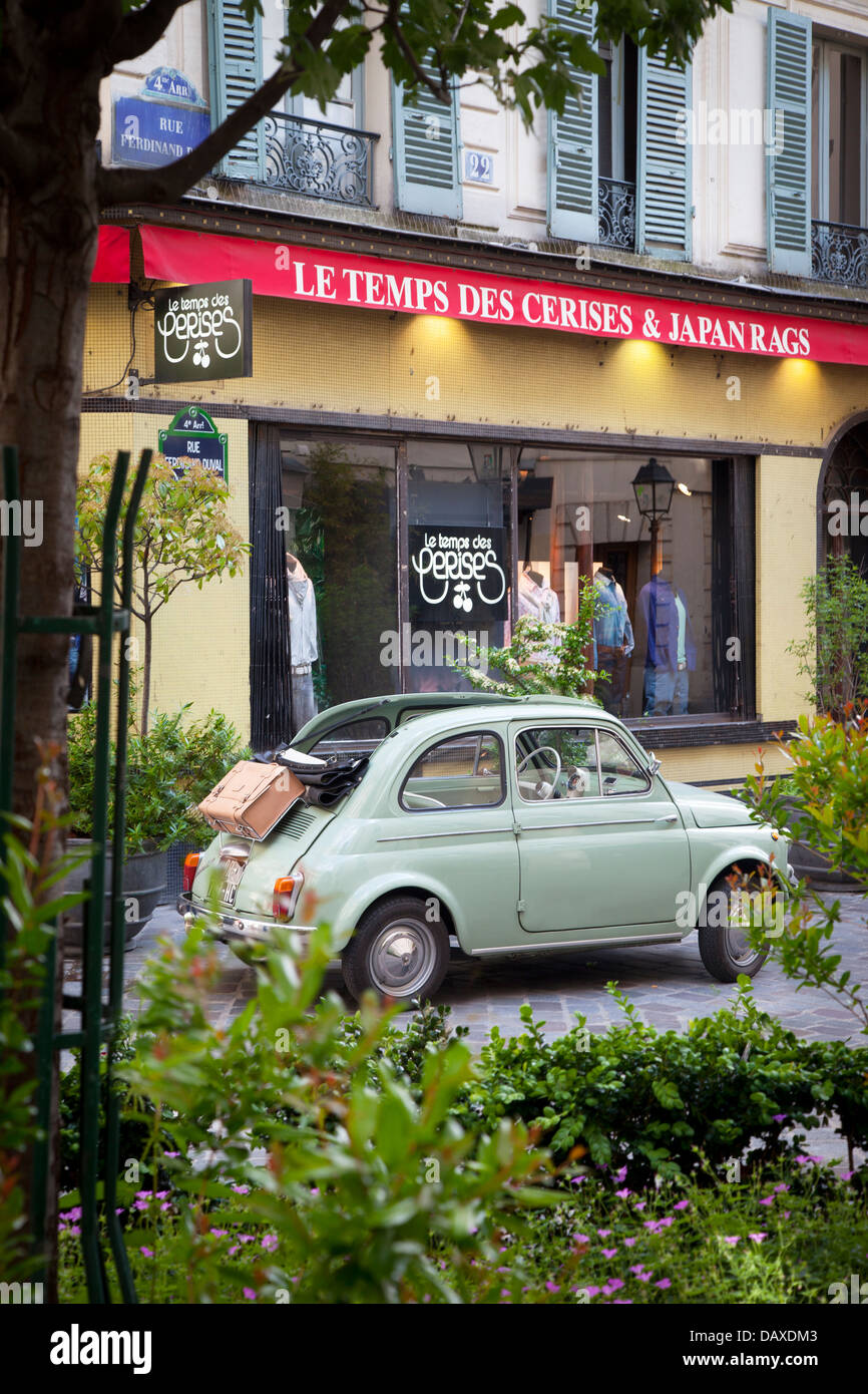 Green fiat parcheggiato nel quartiere di Marais, Parigi Francia Foto Stock