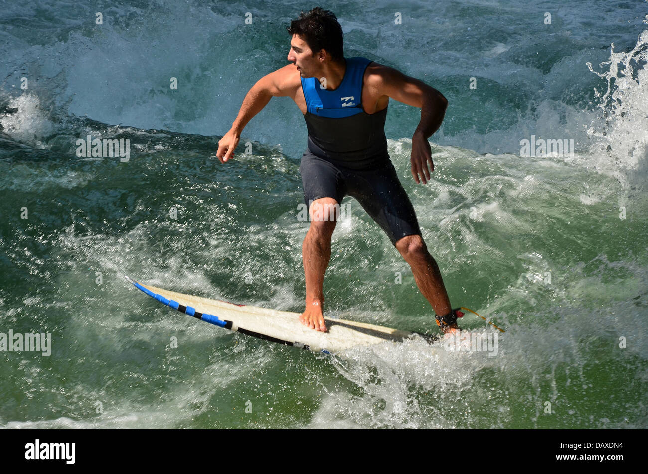 Surf sulla famosa onda dell'Eisbach a Monaco Foto Stock