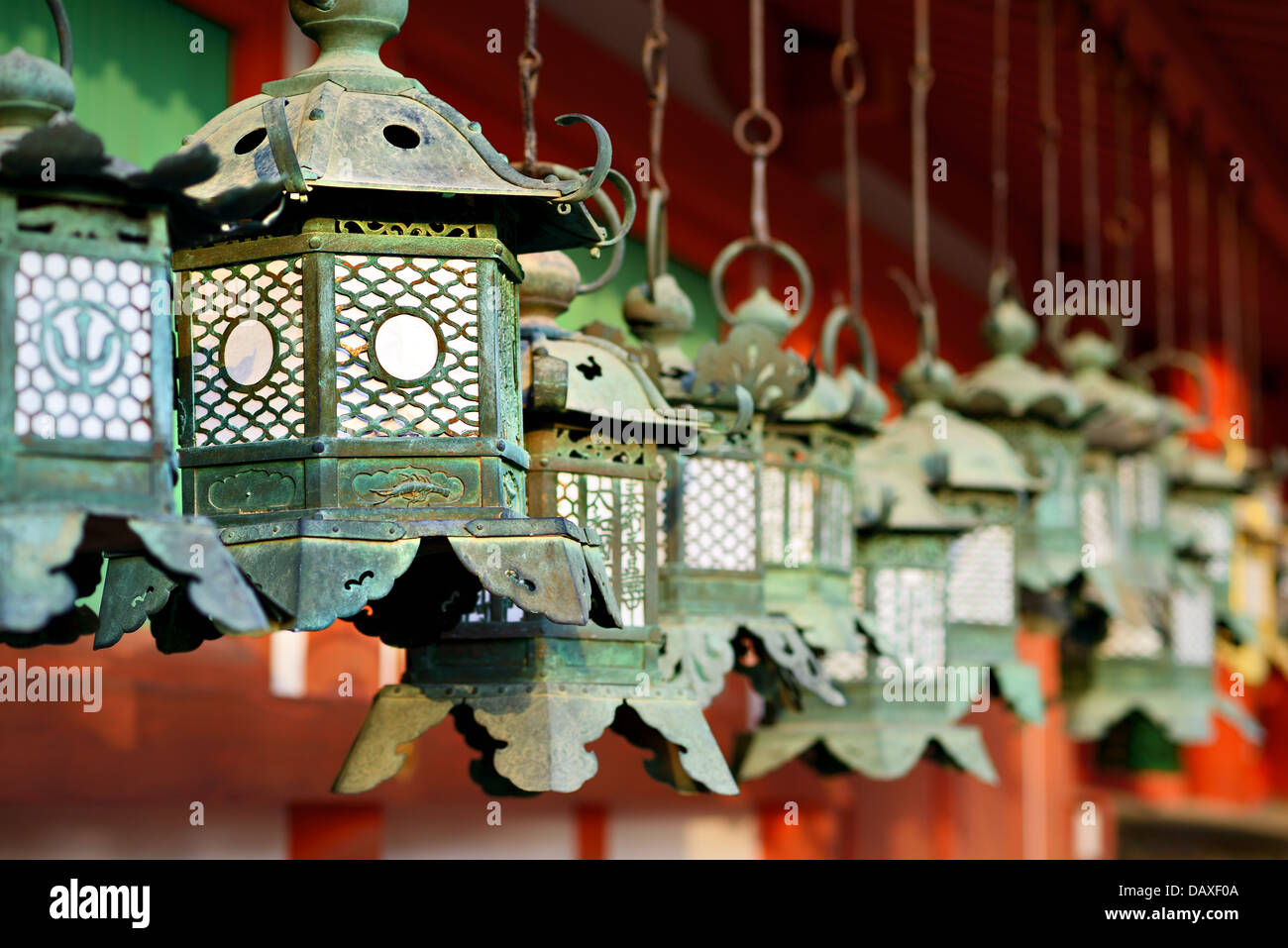 Tempio buddista lanterne su di Kasuga Taisha Sacrario di Nara, Giappone. Foto Stock