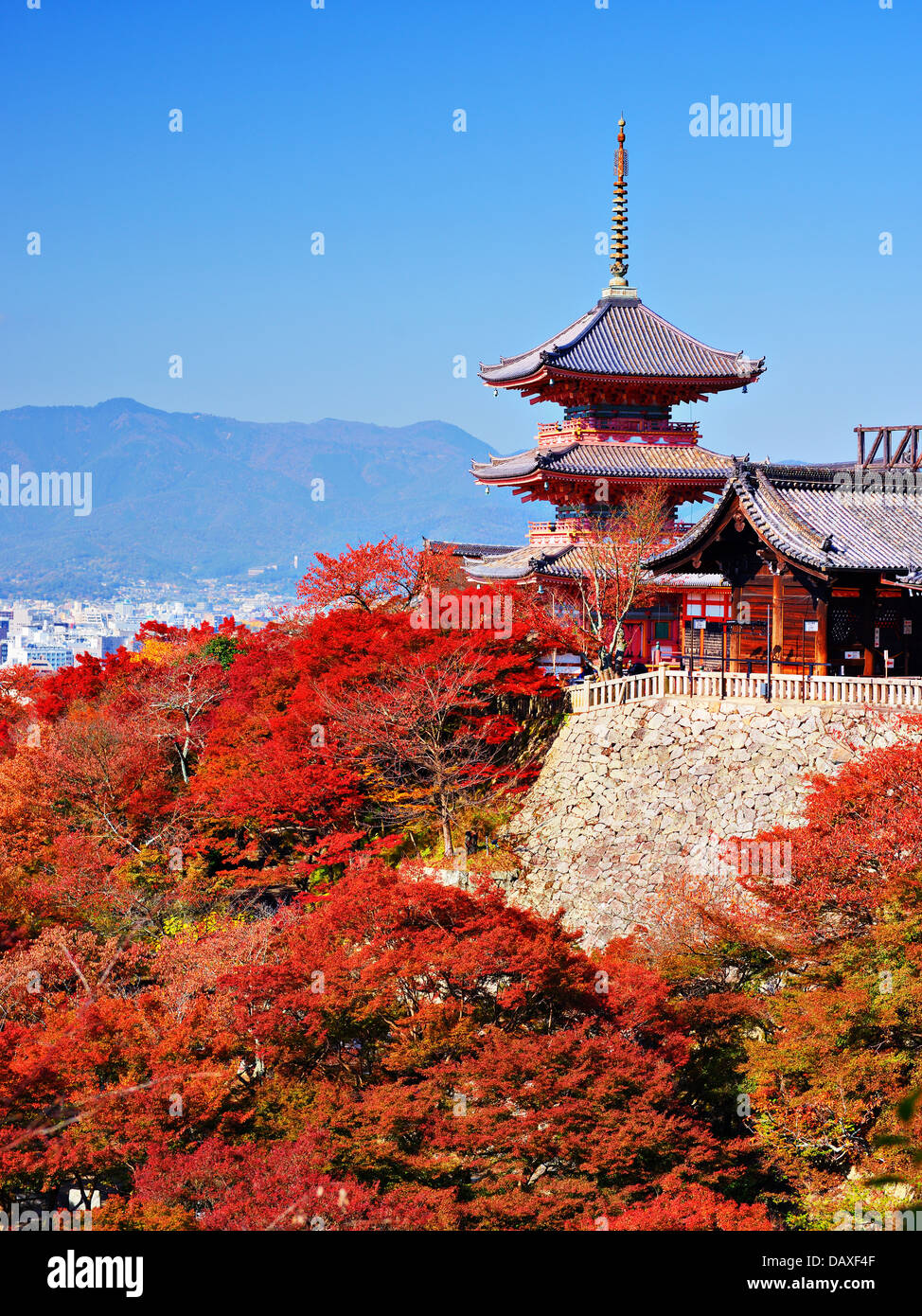 Kiyomizu-dera pagoda con colori autunnali a Kyoto, Giappone. Foto Stock