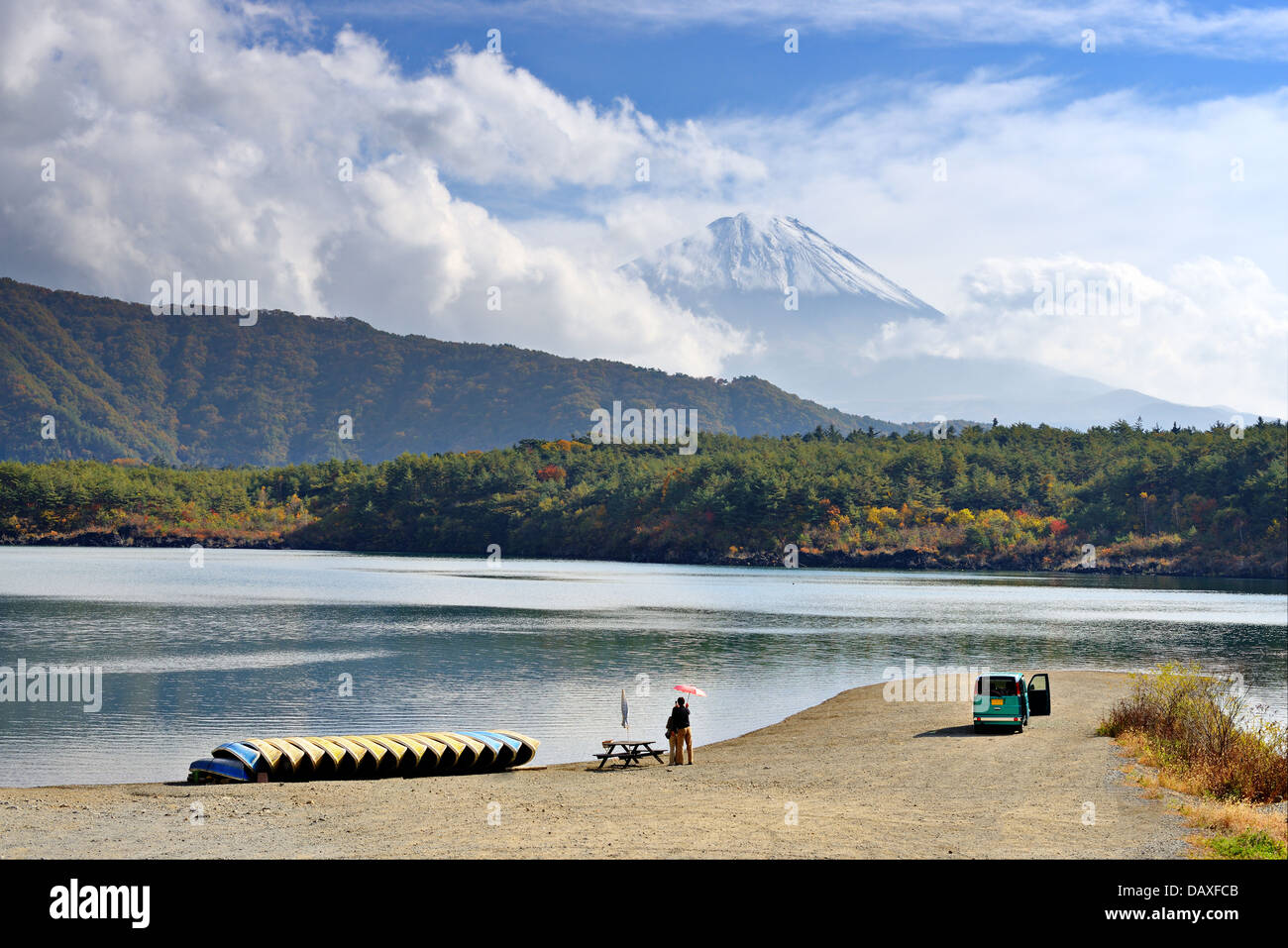 Fuji Mountain torreggia sul lago Saiko in Giappone. Foto Stock