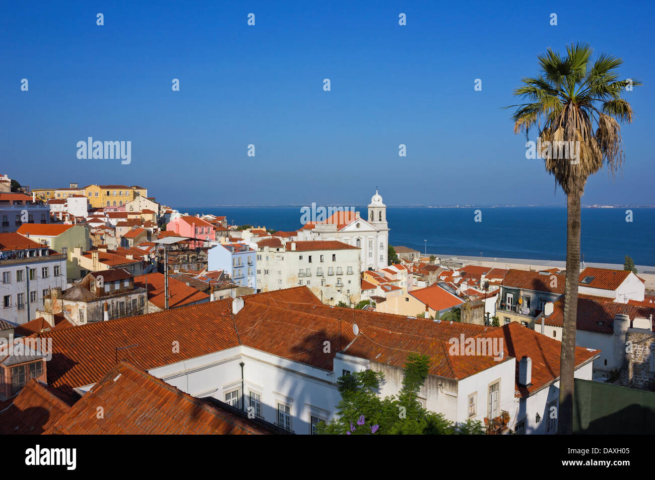 Lisbona vista panoramica del quartiere di Alfama verso il fiume Tejo. Foto Stock