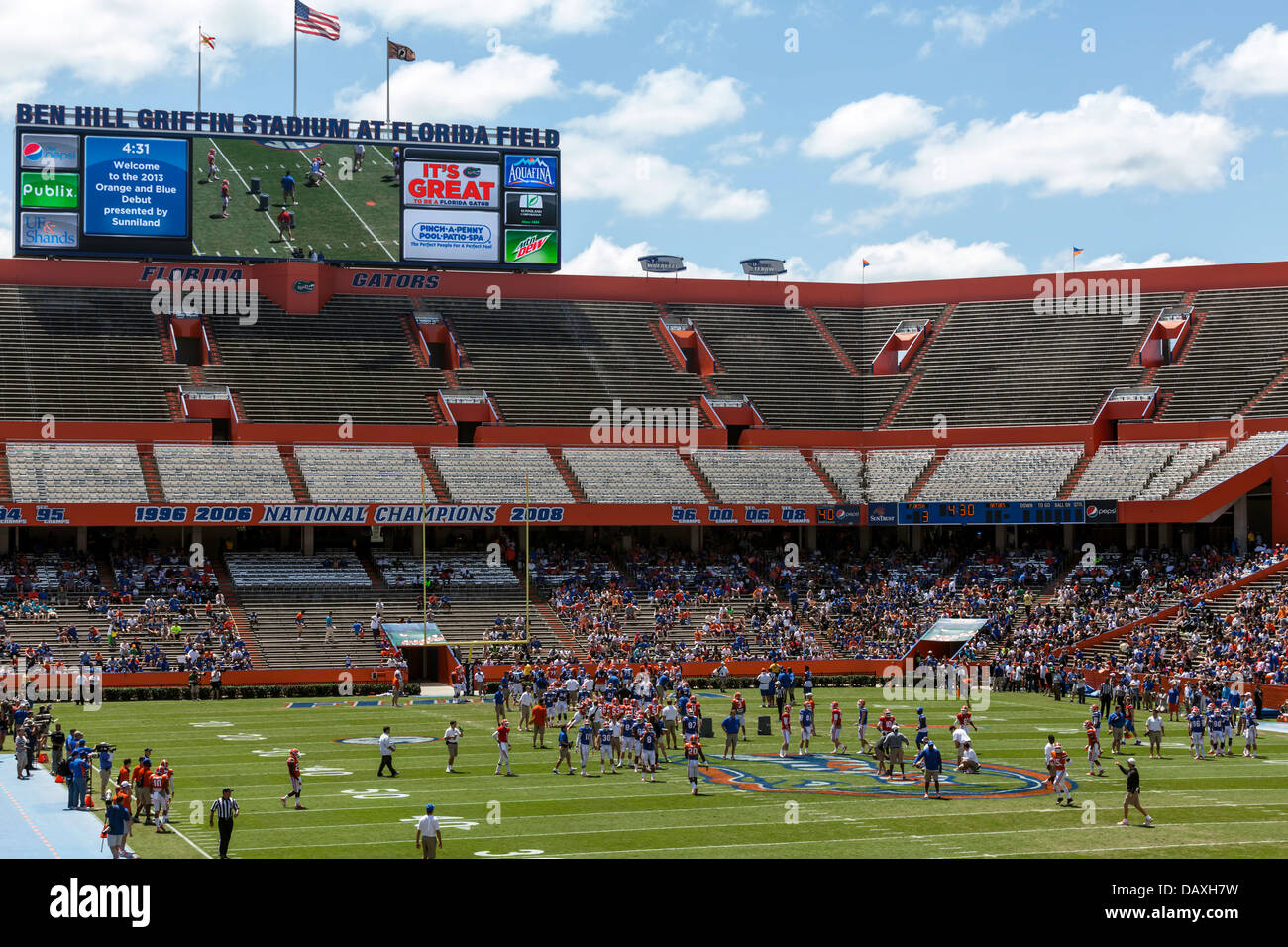 UF Gator 2013 molla annuale arancio e blu del gioco del calcio nel Ben Hill Griffin Stadium Florida campo a.k.a. la palude. Foto Stock