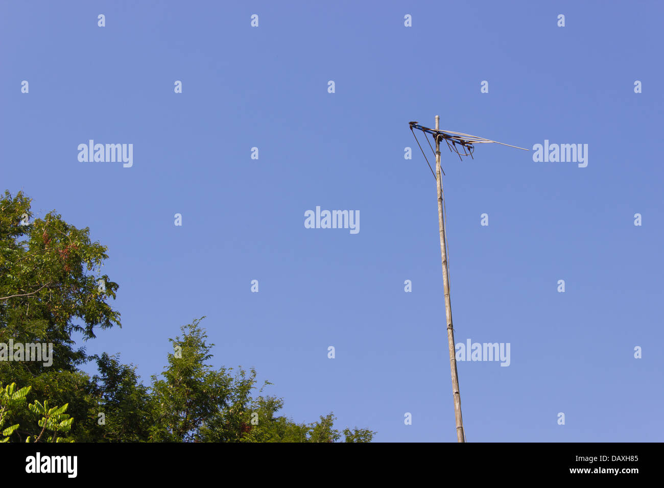 Antenna TV e cielo blu ,antenna TV con percorso di clipping. Foto Stock