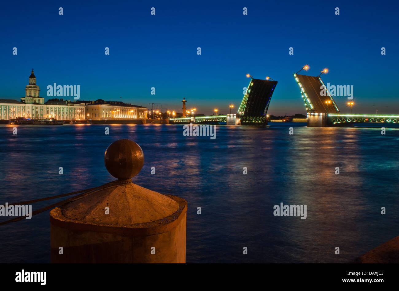 Vista notturna del ponte di palazzo, San Pietroburgo, Russia Foto Stock