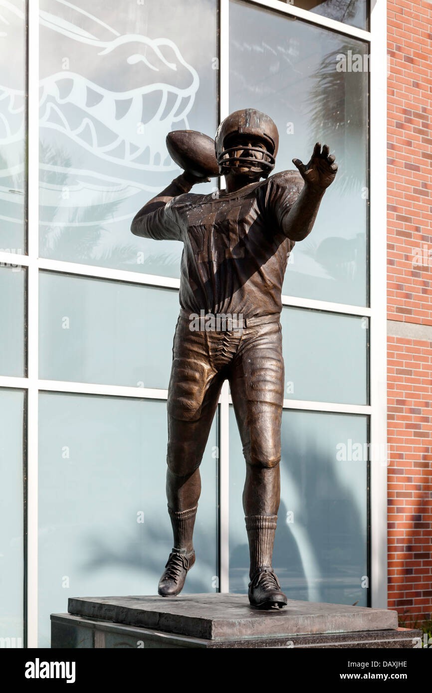 Statua di bronzo di Steve Spurrier Heisman, vincitore del trofeo, sorge di fronte al Ben Hill Griffin Stadium. Foto Stock