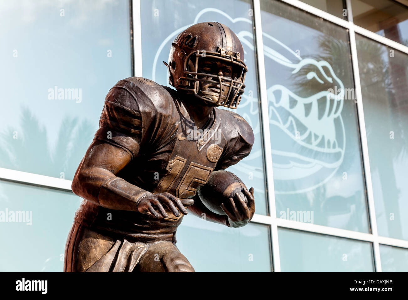 Busto della statua di bronzo di Tim Tebow Heisman, vincitore del trofeo, sorge di fronte al Ben Hill Griffin Stadium. Foto Stock