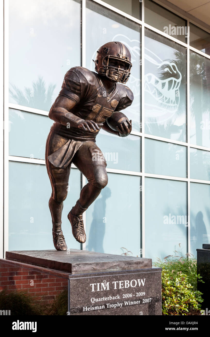 Statua di bronzo di Tim Tebow Heisman, vincitore del trofeo, sorge di fronte al Ben Hill Griffin Stadium. Foto Stock