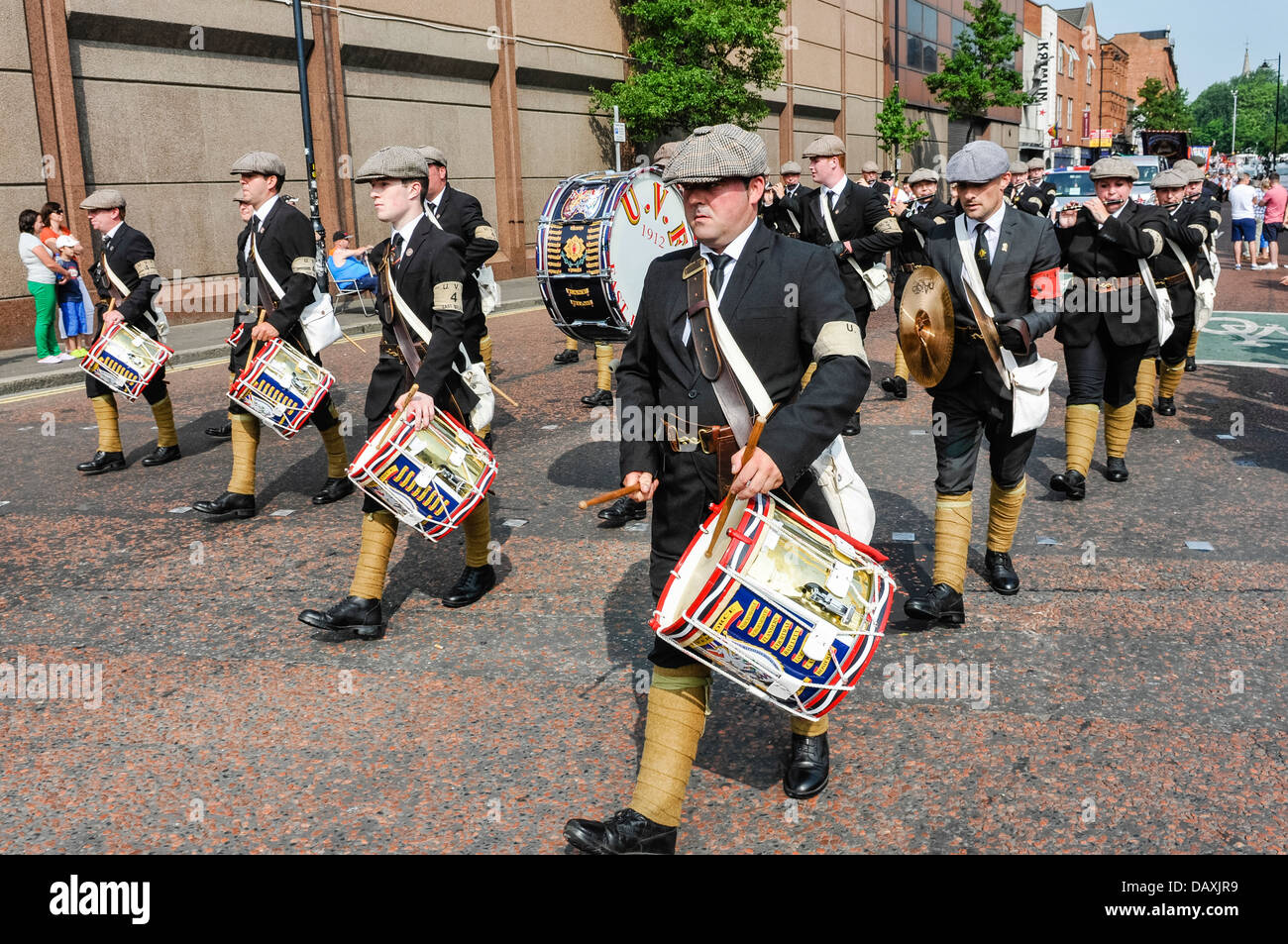Una banda UVF parade nel XII Luglio ordine arancione parade Foto Stock