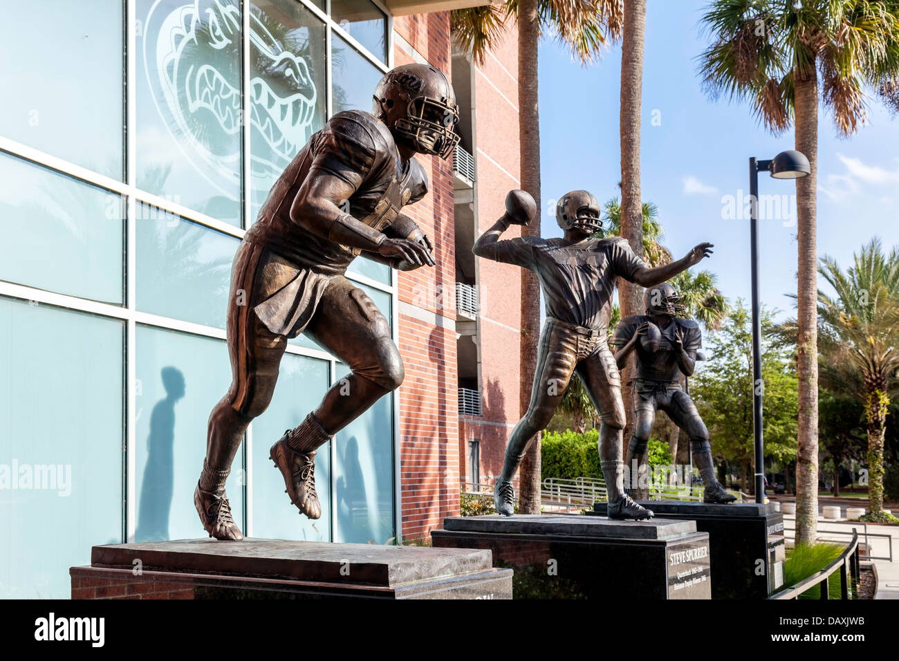 Statue in bronzo di Tim Tebow, Steve Spurrier e Danny Wuerffel, UF Heisman trophy vincitori davanti a Ben Hill Griffin Stadium. Foto Stock