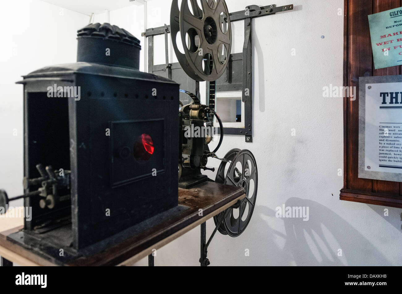 Il vecchio proiettore, illuminata con una lanterna di paraffina all'interno di un cinema Foto Stock