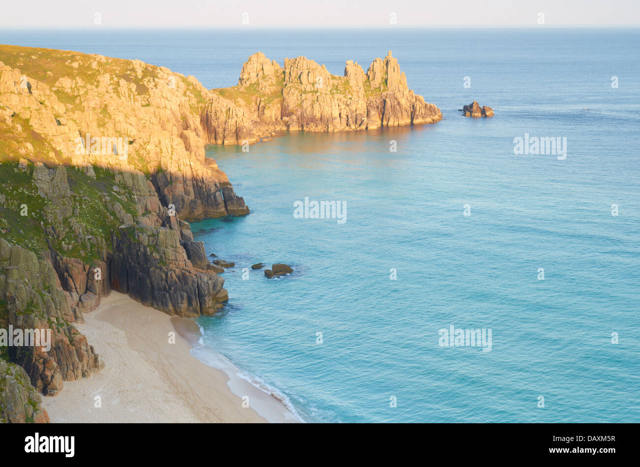 Logan Rock e Pednvouder Spiaggia dalla scogliera Treen vicino al Porthcurno in Cornovaglia, England, Regno Unito Foto Stock