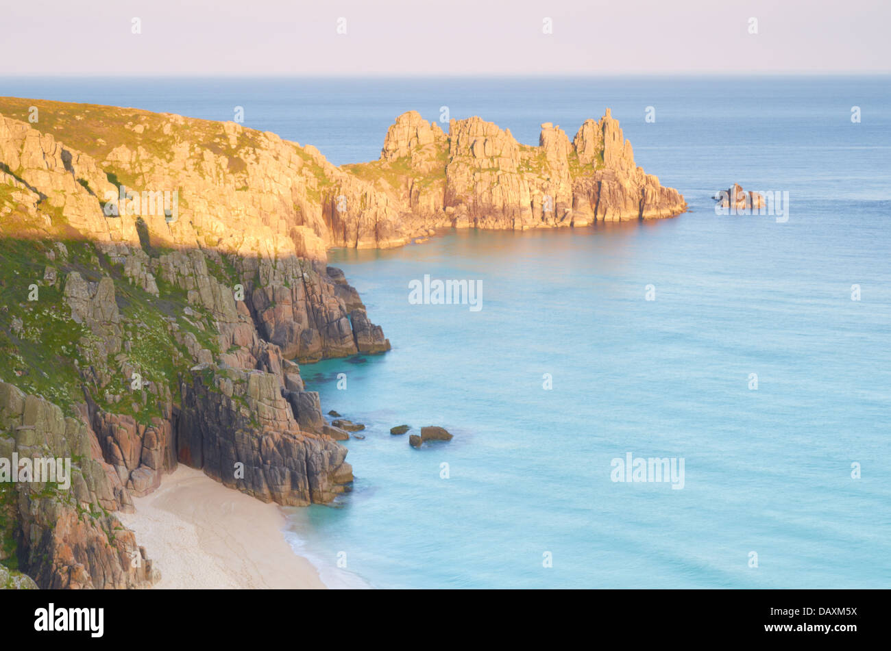 Logan Rock e Pednvouder Spiaggia dalla scogliera Treen vicino al Porthcurno in Cornovaglia, England, Regno Unito Foto Stock