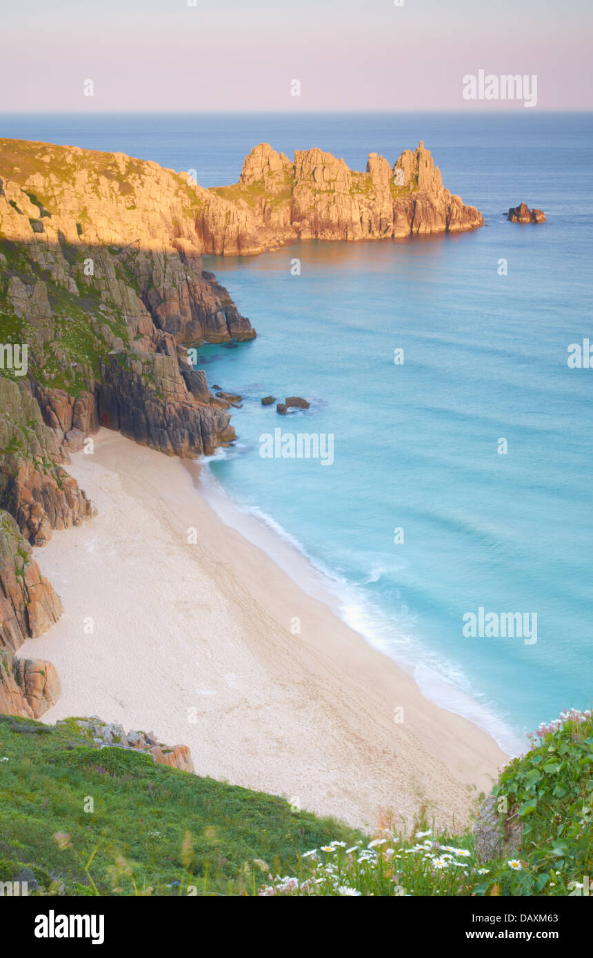 Logan Rock e Pednvouder Spiaggia dalla scogliera Treen vicino al Porthcurno in Cornovaglia, England, Regno Unito Foto Stock