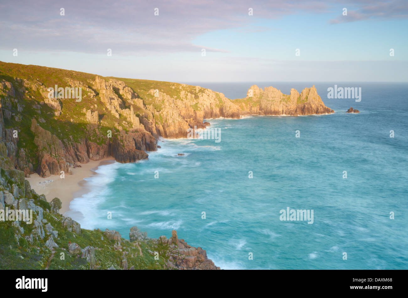 Logan Rock e Pednvouder Spiaggia dalla scogliera Treen vicino al Porthcurno in Cornovaglia, England, Regno Unito Foto Stock