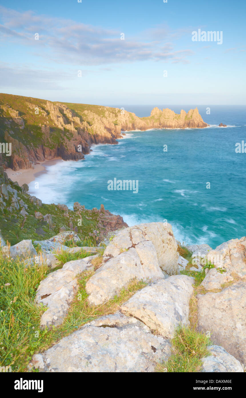 Logan Rock e Pednvouder Spiaggia dalla scogliera Treen vicino al Porthcurno in Cornovaglia, England, Regno Unito Foto Stock