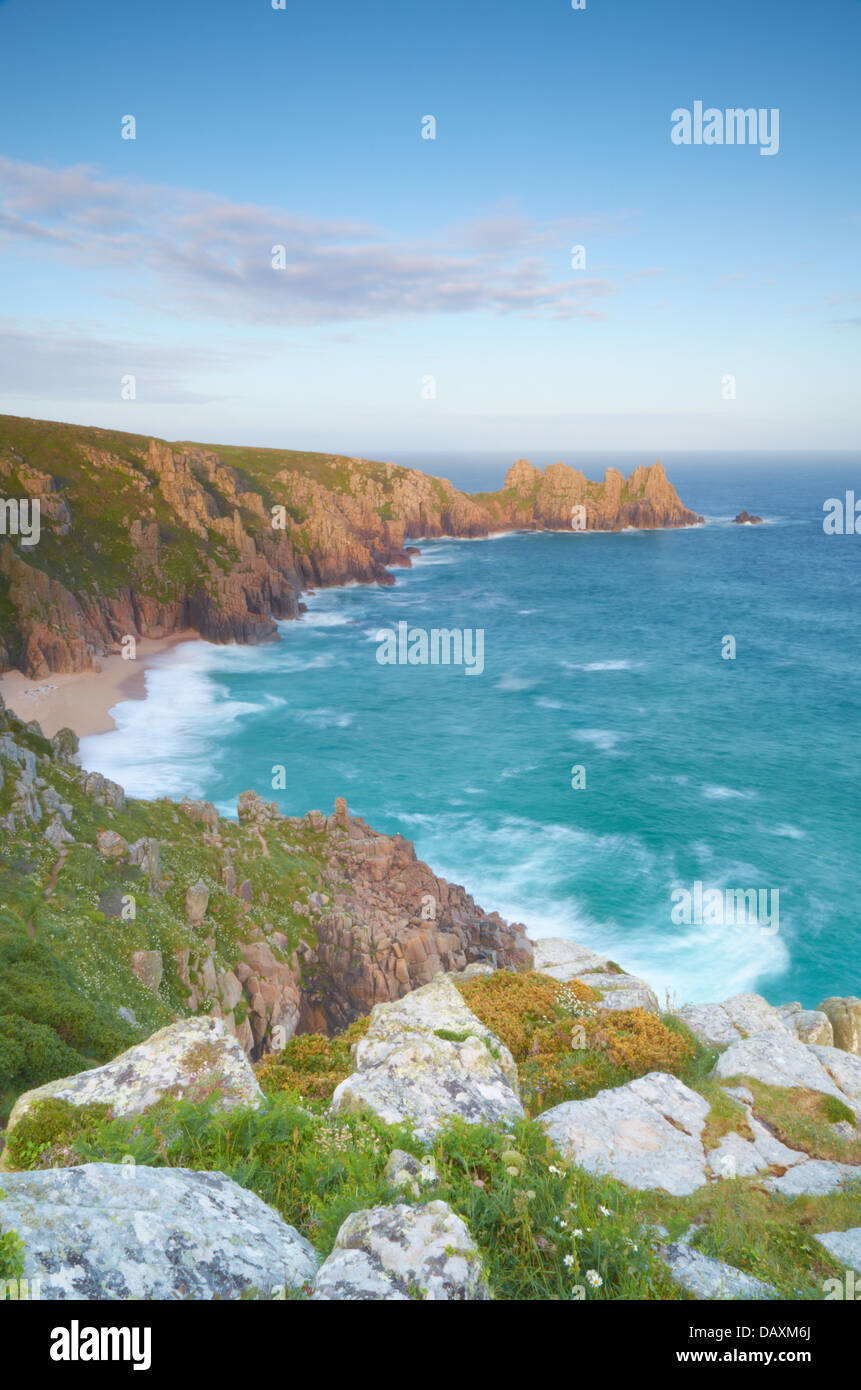 Logan Rock e Pednvouder Spiaggia dalla scogliera Treen vicino al Porthcurno in Cornovaglia, England, Regno Unito Foto Stock