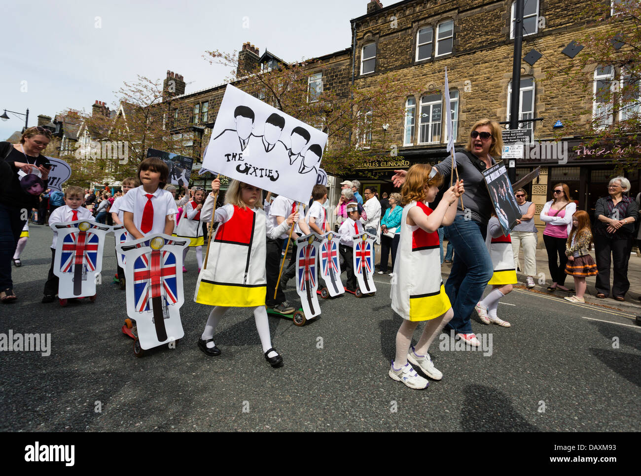 Ilkley sfilata di carnevale, maggio 2013. Il tema della parata è stata storia britannica. Foto Stock