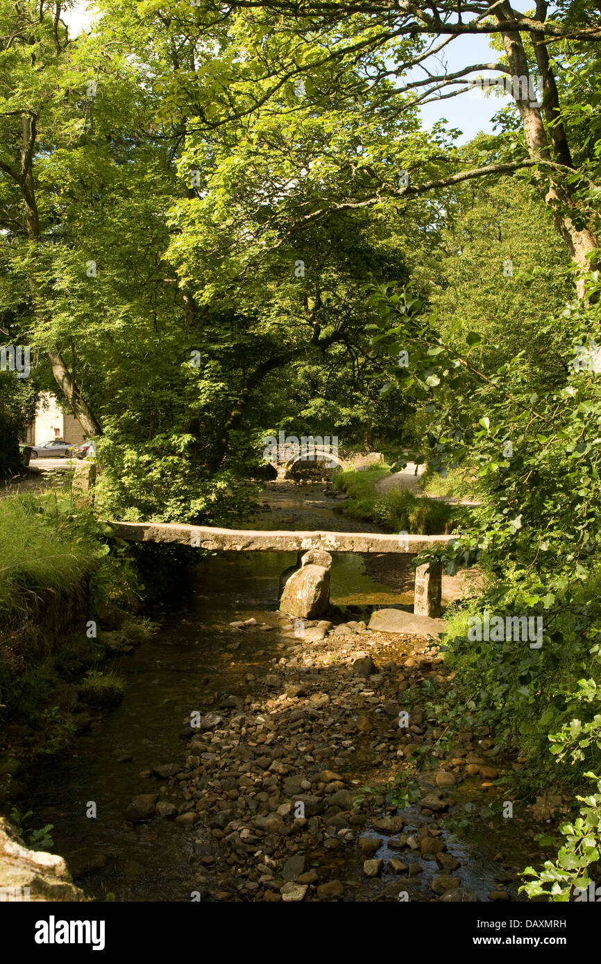 Ponte pedonale in Wycoller Country Park COLNE LANCASHIRE Foto Stock