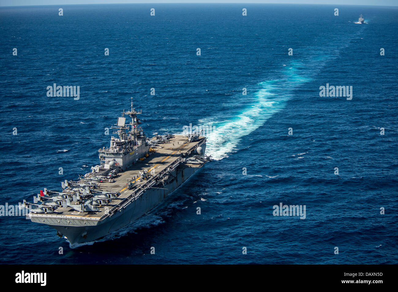 US Navy Amphibious Assault nave USS Bonhomme Richard durante l'esercizio talismano Saber Luglio 19, 2013 in mare di corallo. Talismano Saber è una formazione umanitaria esercizio tenuto con la Marina australiana. Foto Stock