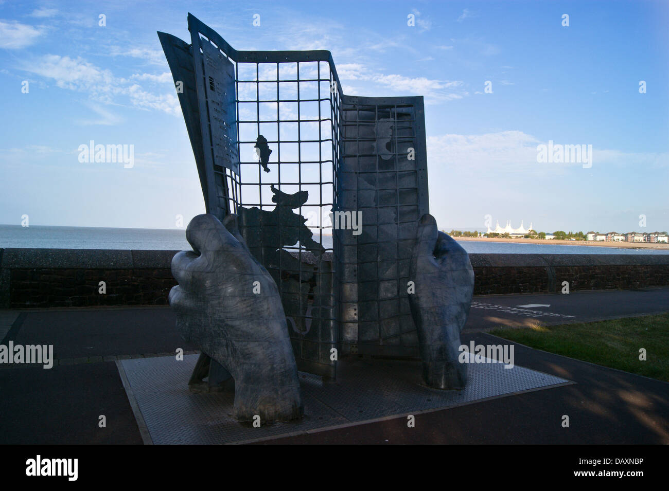 Scultura di mani mappa all inizio del South West Coast Path, da Owen Cunningham, 2001, Minehead, Somerset, Inghilterra Foto Stock
