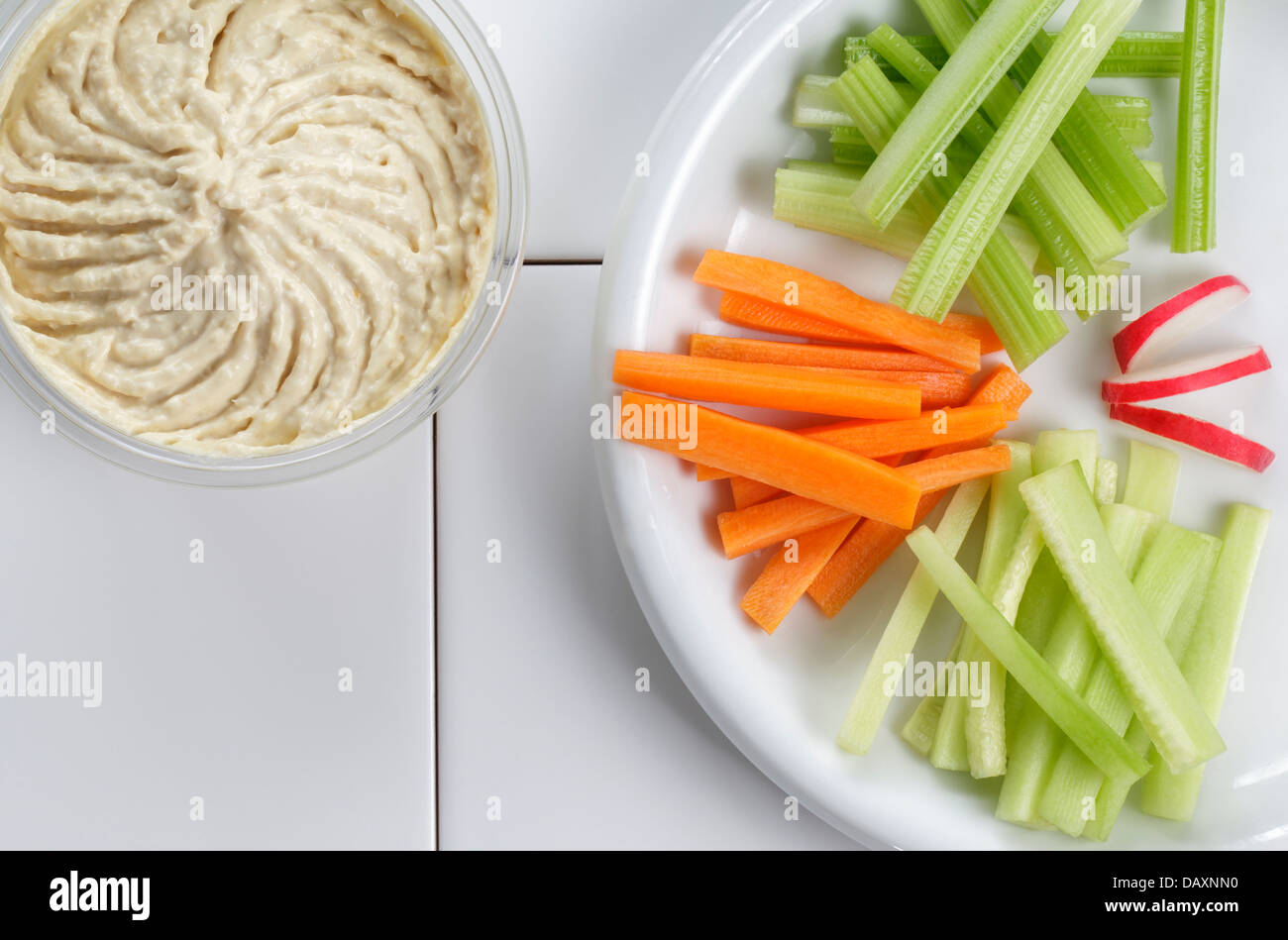 Houmous o hummus con verdure fresche Foto Stock