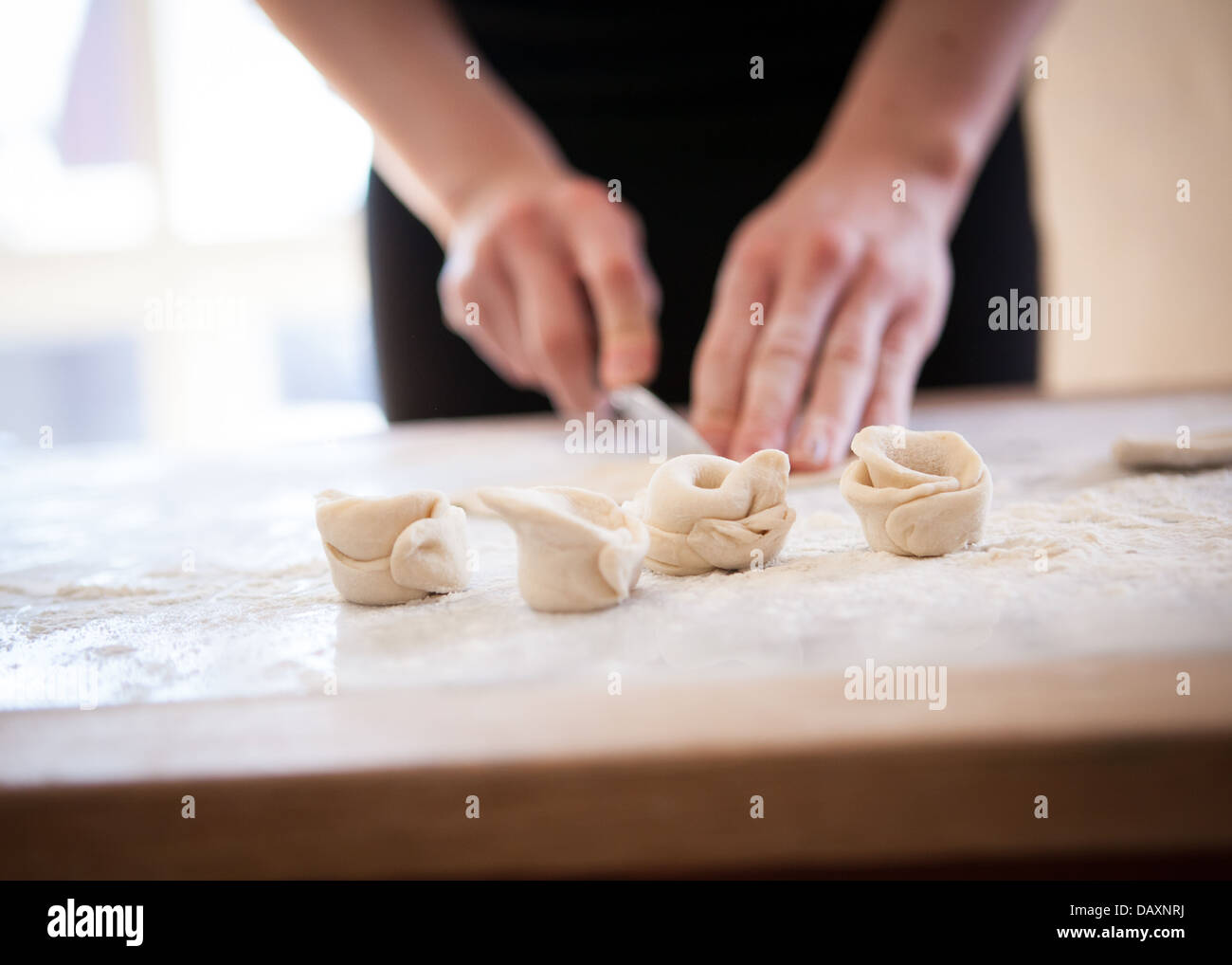 La preparazione della pasta fatta a mano Foto Stock