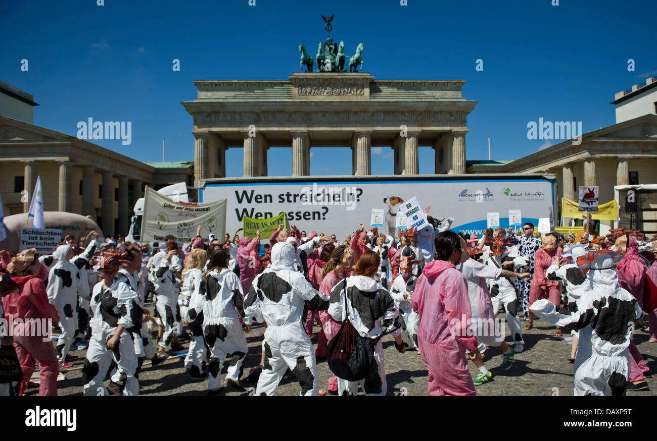 Berlino, Germania. Il 20 luglio, 2013. I vegetariani vestito di latte di mucca e di costumi di maiale protesta contro il terzo Veggie Parade contro il consumo di prodotti di origine animale. Foto: OLE SPATA/dpa/Alamy Live News Foto Stock