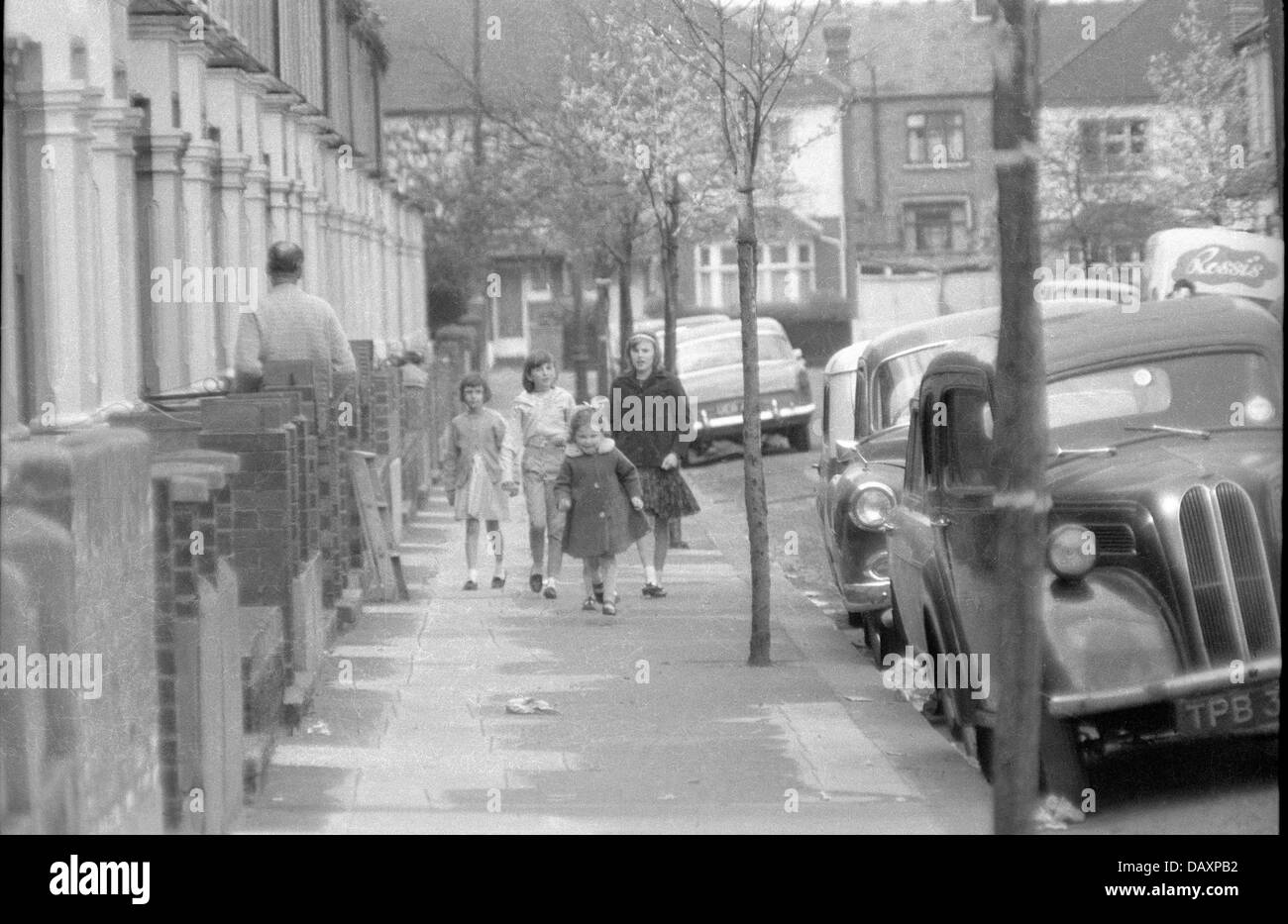 Camminando per la strada est di Londra, 1962 Foto Stock