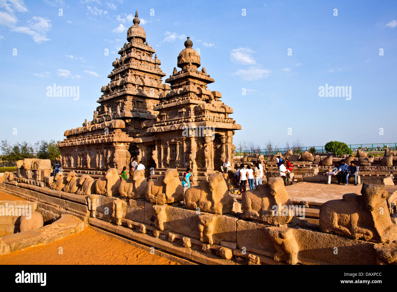 I turisti a un tempio, Shore Temple, Mahabalipuram, Kanchipuram District, Tamil Nadu, India Foto Stock