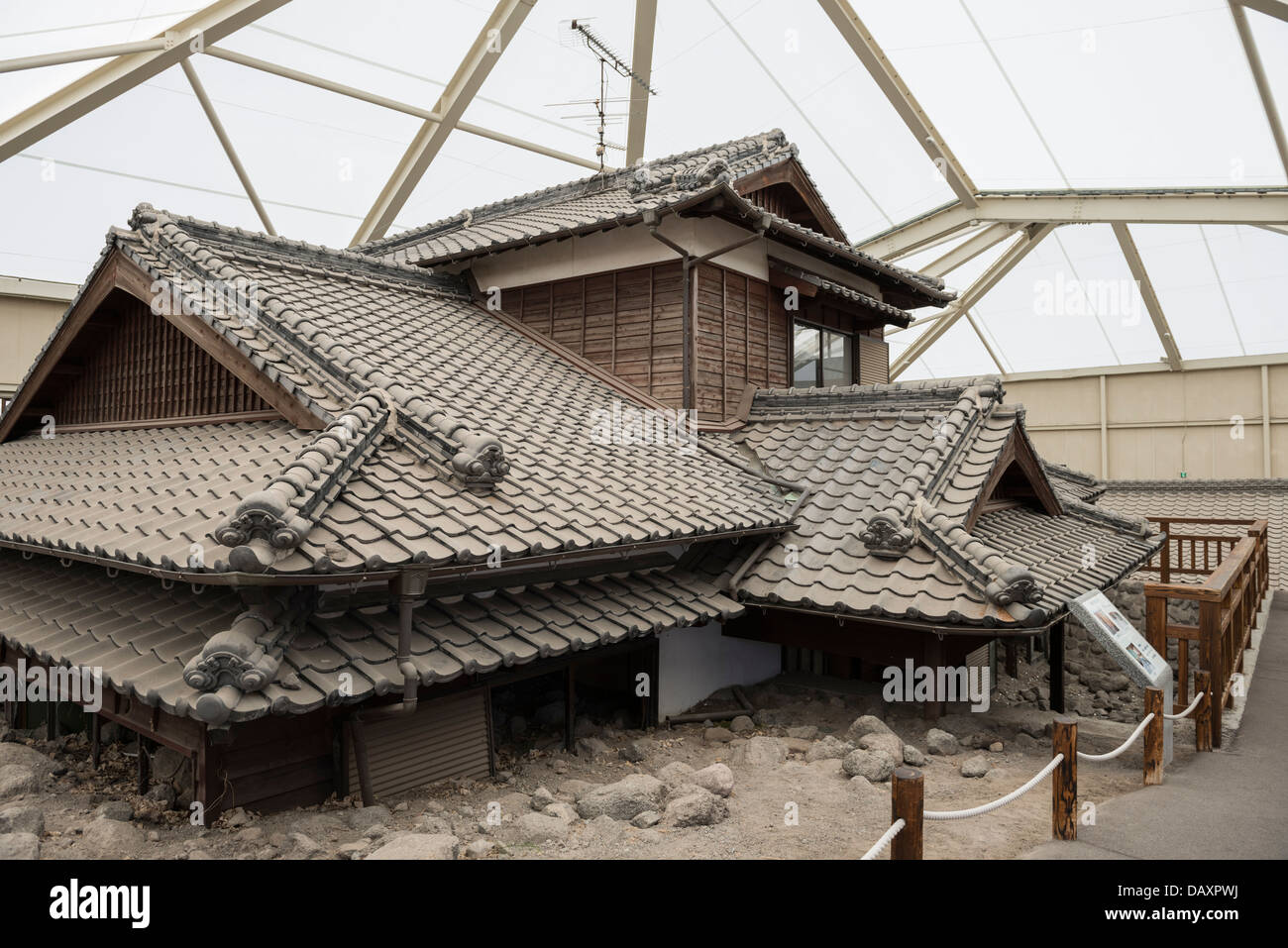 Conserve di casa inghiottito dal flusso piroclastico presso il monte Unzen Disaster Museum, Shimabara, Nagasaki Giappone Foto Stock