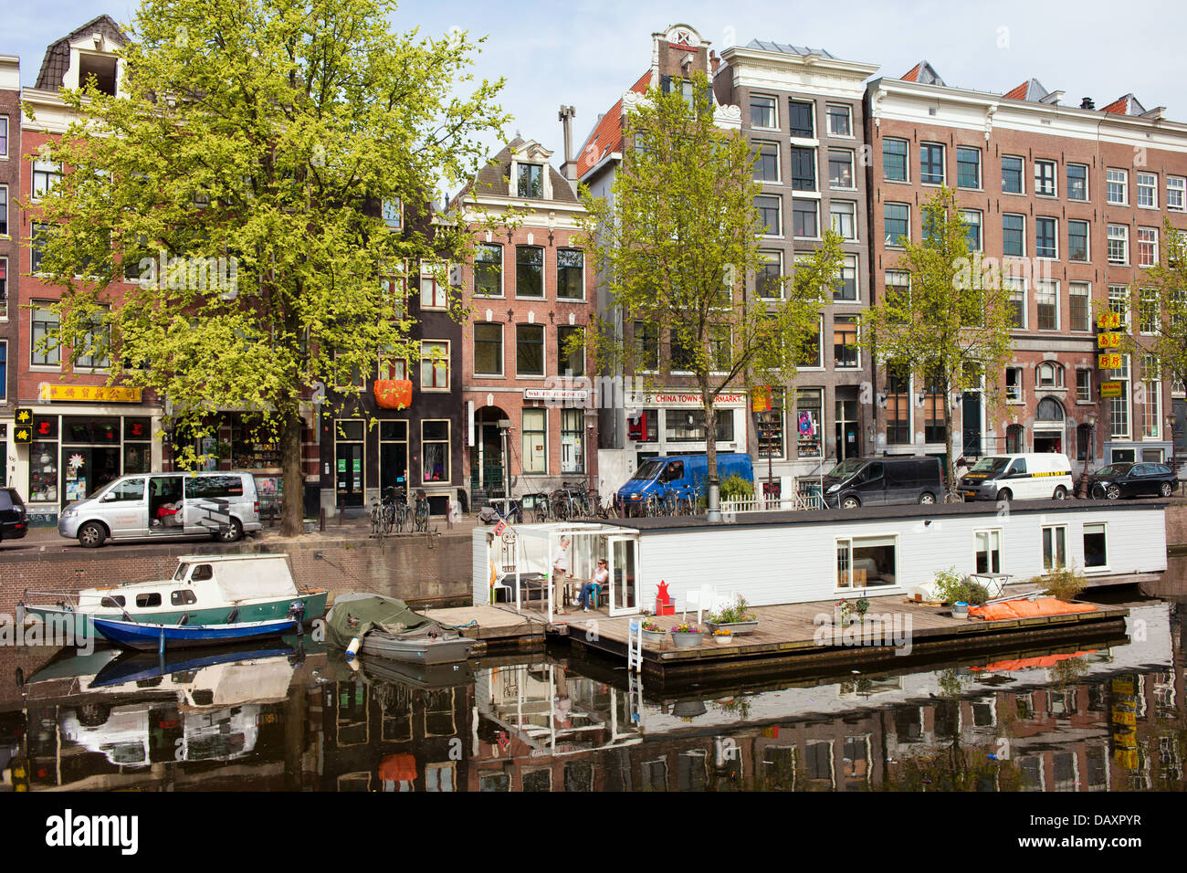 Houseboat e edifici di appartamenti sul canale Geldersekade lungomare storico di Amsterdam, Paesi Bassi, North Holland. Foto Stock