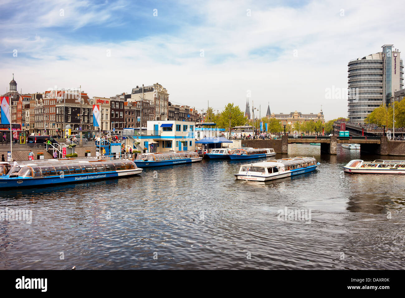 Prins Hendrikkade waterfront con navi passeggeri pronto per viaggi in barca a Amsterdam, Paesi Bassi. Foto Stock