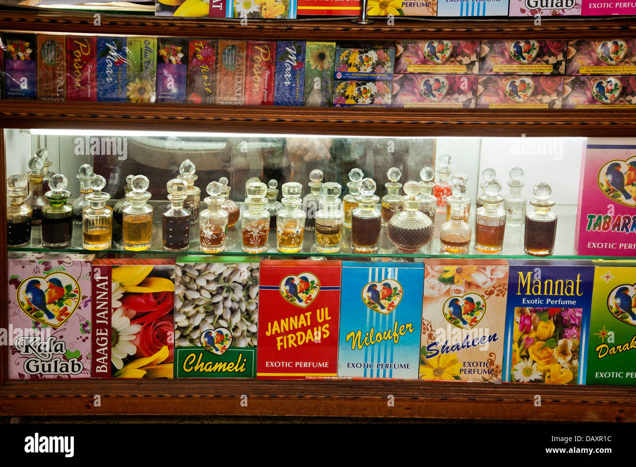 Bottiglie di profumo a profumo shop, Hyderabad, Andhra Pradesh, India Foto Stock